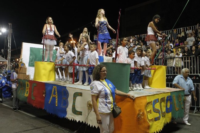 Carro alegórico da Leões da Mocidade |