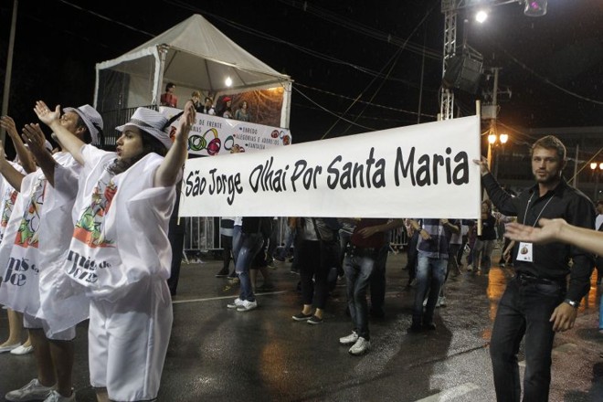 A Acadêmicos da Realeza fez uma homenagem às vítimas da tragédia de Santa Maria |