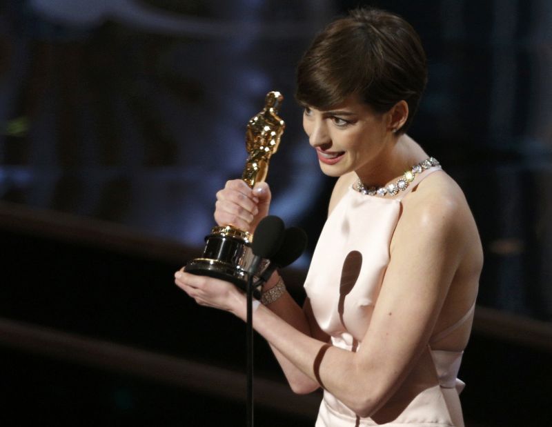 Anne Hathaway recebe o prêmio de melhor atriz coadjuvante | REUTERS/Mario Anzuoni