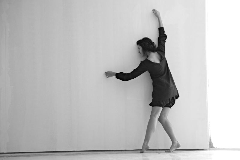 Marina Scandolara inicia sua coreografia Poética dos Líquidos, desenvolvida ao longo da residência no projeto Espaço Cênico Pip Galeria | Divulgação