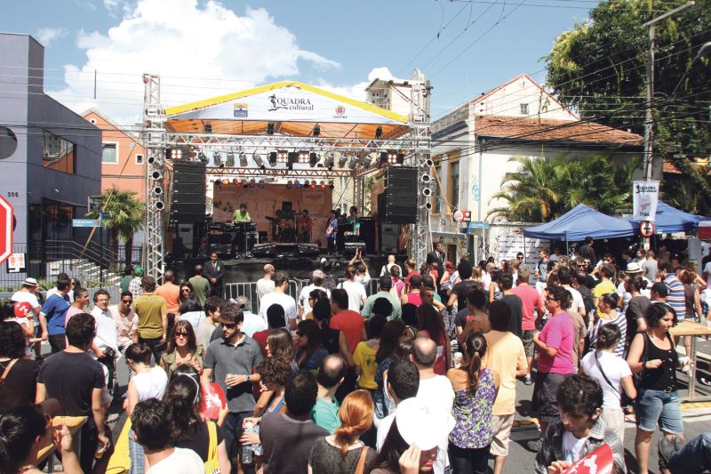 O público lotou a Rua Paula Gomes na Quadra Cultural | Walter Alves/ Gazeta do Povo