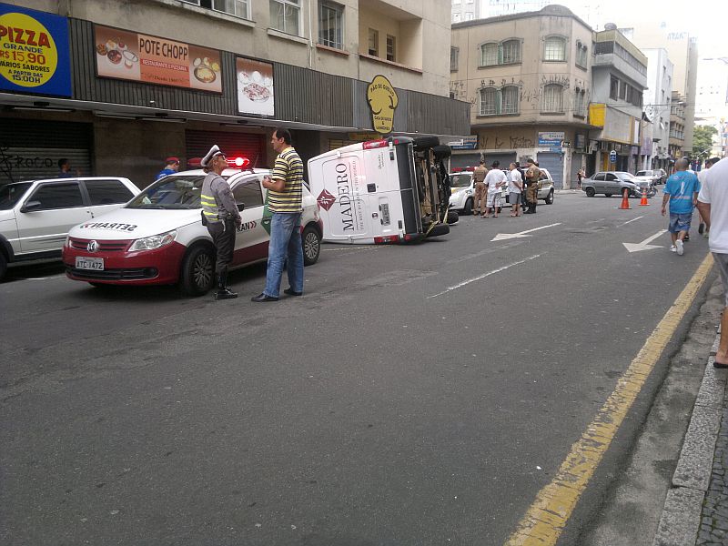Corsa cinza seguia pela contramão na Rua José Loureiro quando bateu em Ducato, que tombou e atingiu outros dois veículos | Antonio Senkovski / Gazeta do Povo