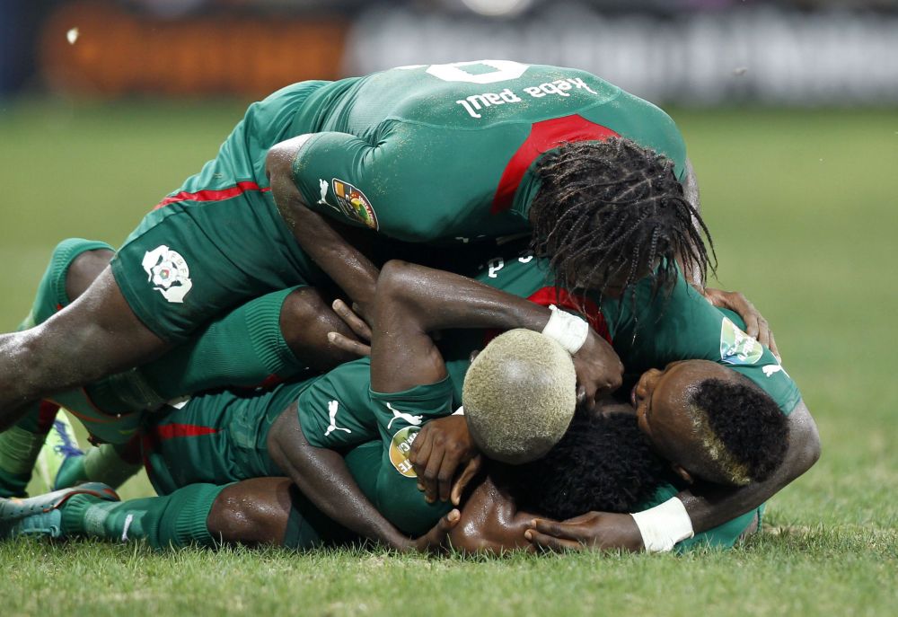 Jogadores do Burkina Faso comemoram gol marcado durante a prorrogação que garantiu a vaga | Thomas Mukoya/Reuters