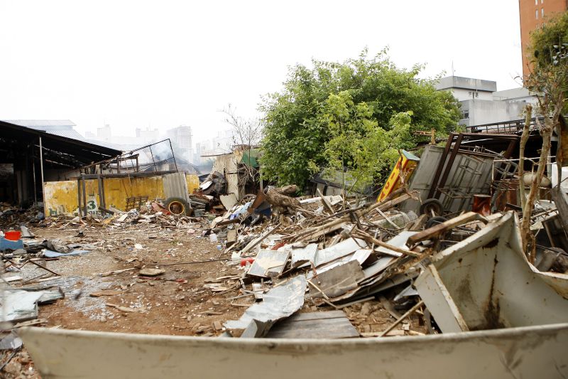 Fogo destruiu parte do depósito desativado do Mercado das Pulgas, no bairro Água Verde, em Curitiba | Antônio More / Agência de Notícias Gazeta do Povo
