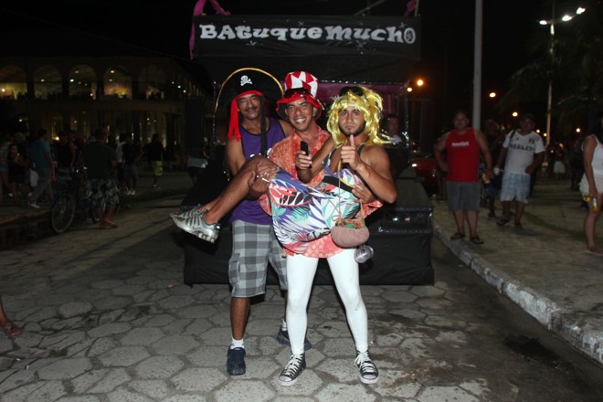 Não faltou o clichê dos foliões vestidos de mulher |