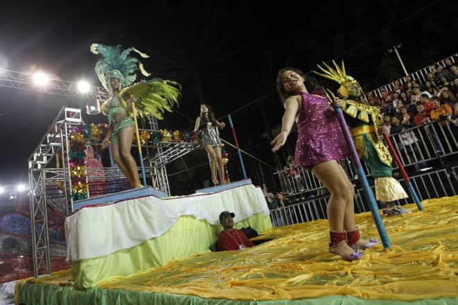 Carro alegórico da Internautas |