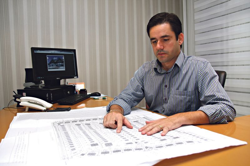 O corretor Adriano Campos explica que não adianta supervalorizar: um preço muito alto pode emperrar o negócio | André Rodrigues/Gazeta do Povo