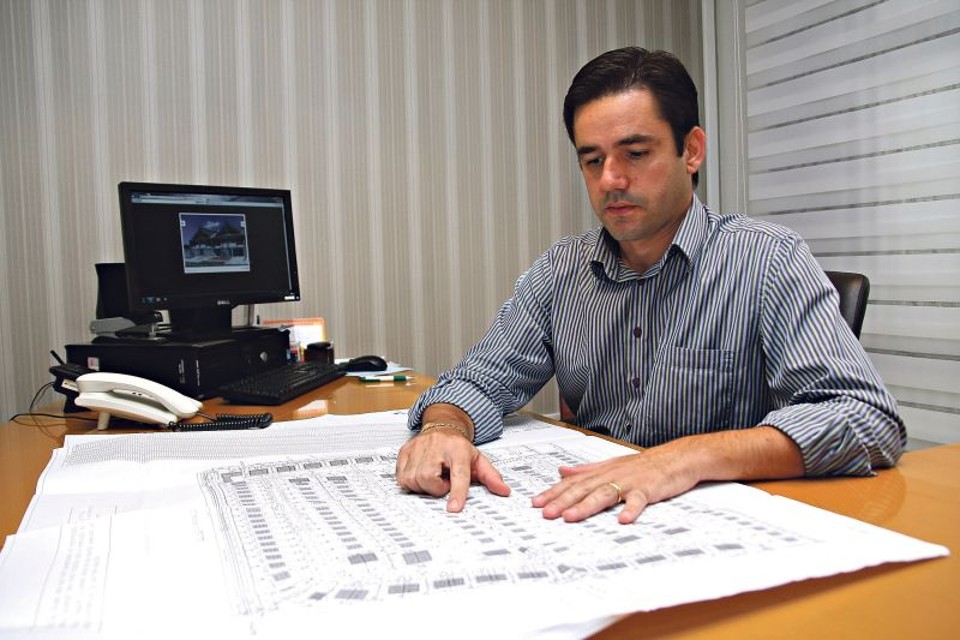 O corretor Adriano Campos explica que não adianta supervalorizar: um preço muito alto pode emperrar o negócio | André Rodrigues/Gazeta do Povo