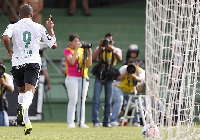 Deivid comemora o segundo gol do Coxa na vitória sobre o Atlético | 
