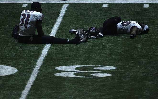 Jogadores do Baltimore Ravens aguardam a luz retornar no Superdome |