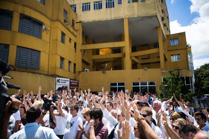 Ato em apoio ao Hospital Evangélico reuniu cerca de 500 pessoas na tarde de ontem | Brunno Covello/ Gazeta do Povo