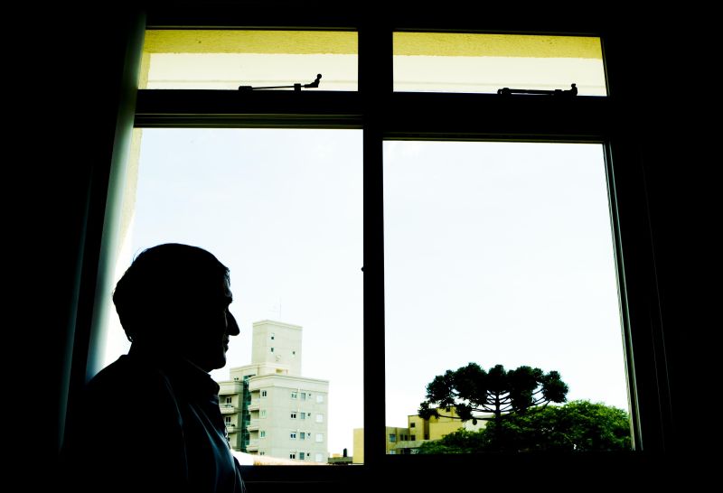 O dependente Roberto (nome fictício), separou-se quatro vezes e não vê as filhas há dez anos | Hugo Harada/ Gazeta do Povo