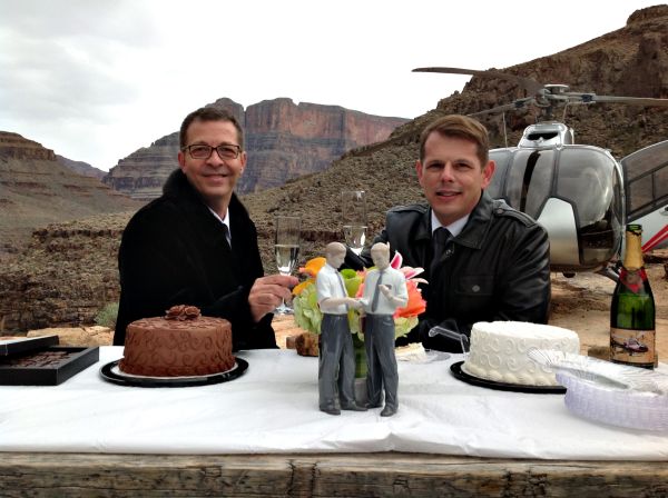 Dado Dantas (à esq.) e Rogério Giordani no Grand Canyon, local da festa de seu casamento realizada na última sexta-feira nos Estados Unidos | Divulgação