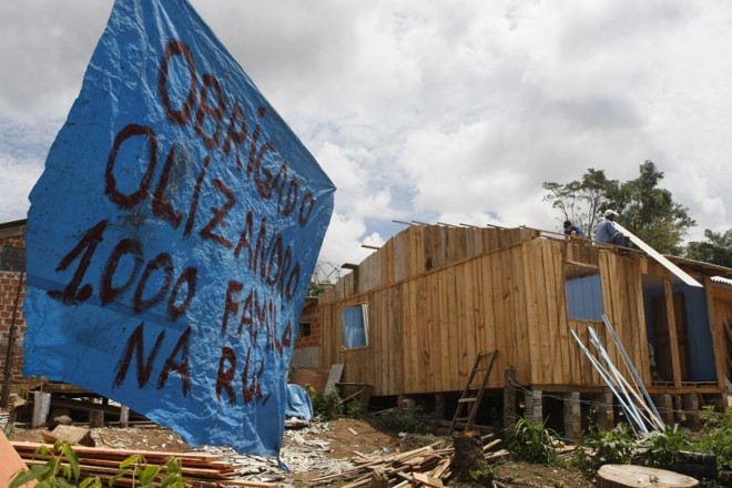 Famílias desmontam as casas de madeira para deixar o terreno em Araucária | 