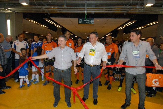 Antes da partida, o governador de Minas Gerais Antonio Anastasia corta fita simbólica no túnel de acesso ao gramado |