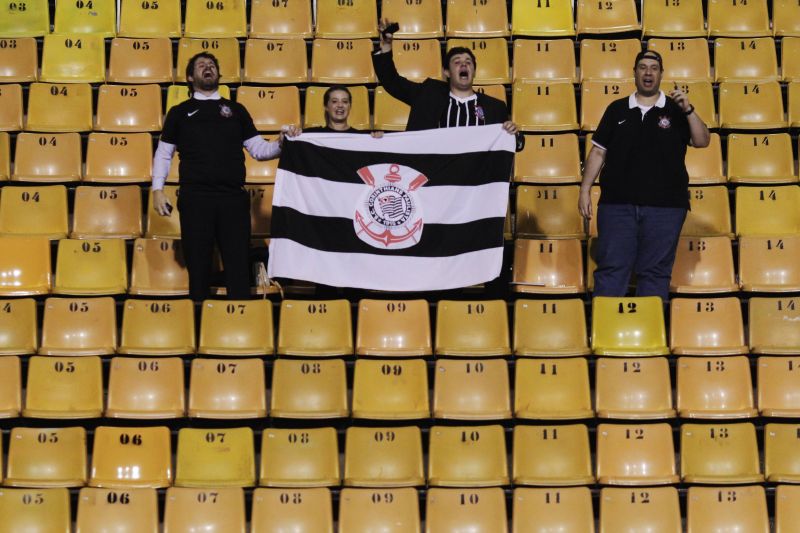 Quatro torcedores que conseguiram liminar acompanharam a vitória do Corinthians no Pacaembu | Reuters