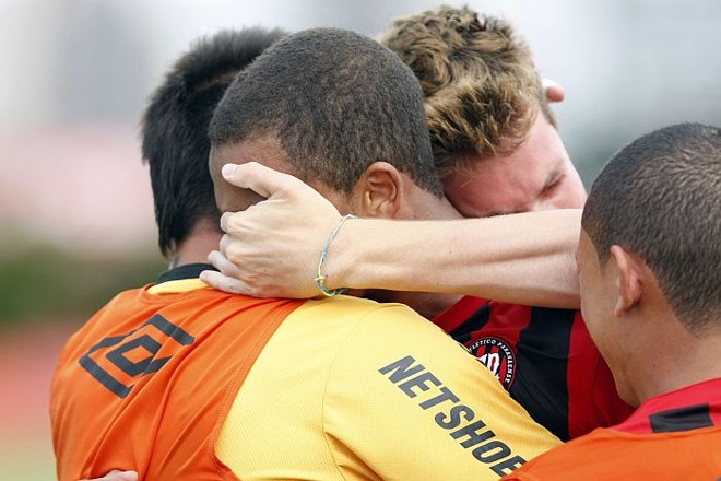 Jogadores do Atlético comemoram, diante do Cianorte, a primeira vitória no Paranaense |