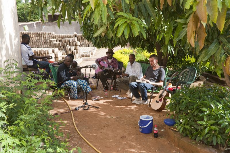 Damon Albarn (à dir.) é um dos grandes disseminadores da música feita no Mali | Divulgação