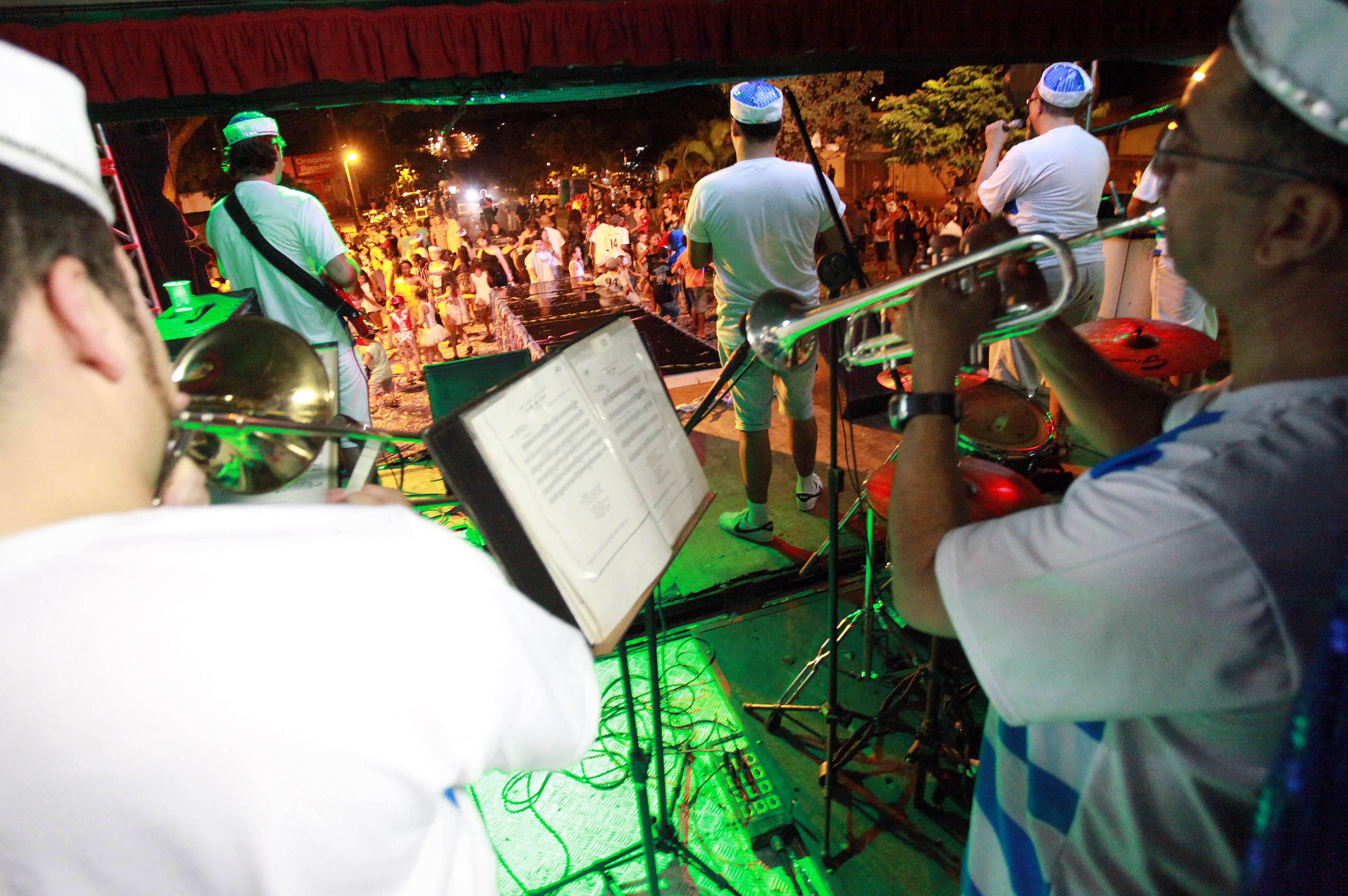 O Carnaval Samba na Praça, criado em 2005, reúne famílias e blocos de jovens que confeccionam a própria fantasia | Divulgação / Prefeitura de Maringá