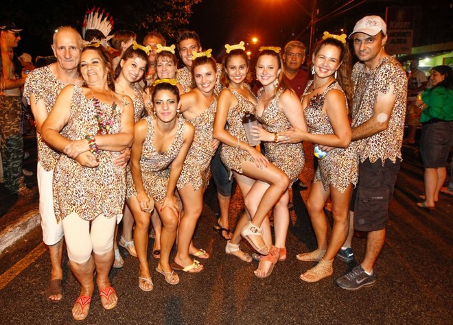 Família aproveitou o Carnaval e investiu na fantasia pré-histórica para curtir a Matimbanda |
