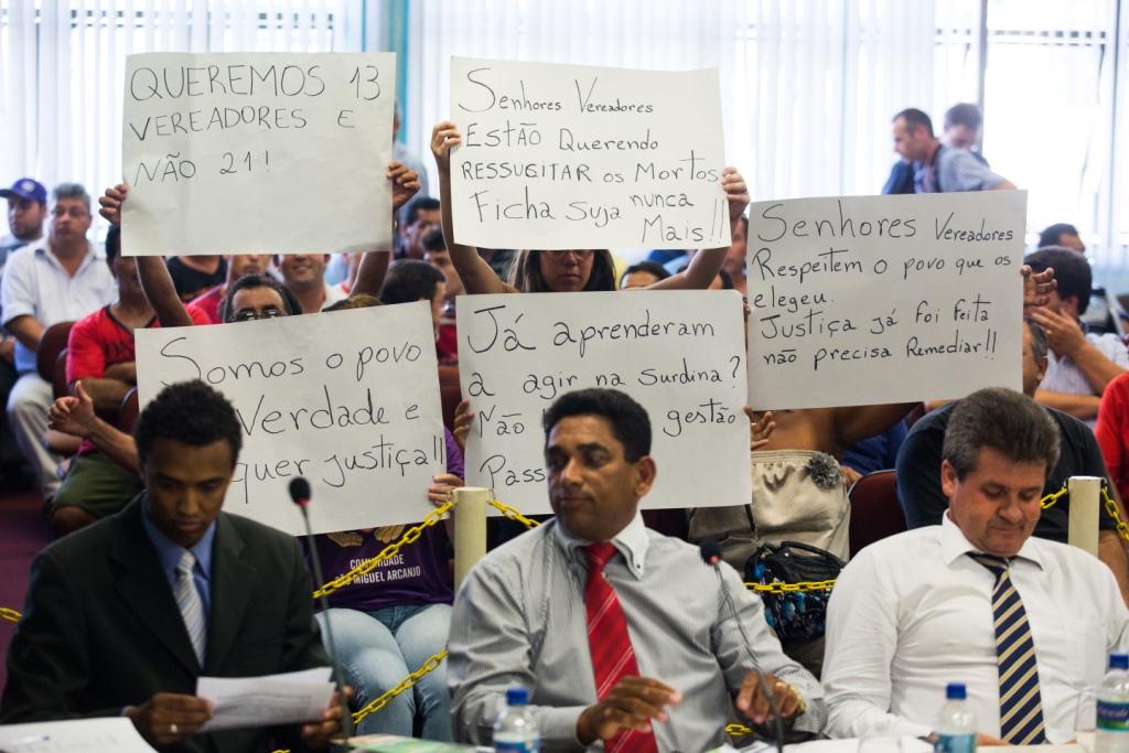 Populares protestaram durante sessão na Câmara de Vereadores de Colombo | Brunno Covello / Agência de Notícias Gazeta do Povo