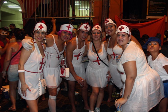 Família do portuário Thiago Barreto mantém tradição com fantasias de enfermeira |