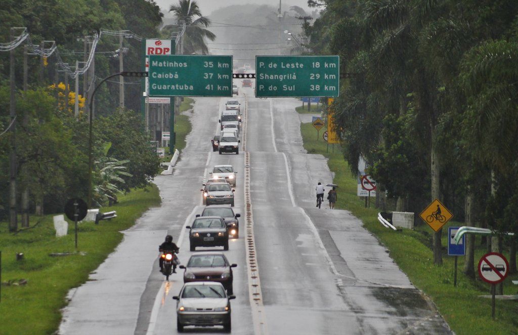 A Ecovia informou que o movimento pode chegar a 2.900 veículos veículos/hora, quatro vezes acima do normal, até por volta das duas horas da madrugada de quarta-feira (13) | Daniel Castellano / Gazeta do Povo