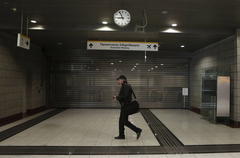 Homem caminha em frente a uma estação de metrô, em Atenas, fechada nesta quarta-feira (20) durante a paralisação de 24 horas promovida por sindicatos contra a austeridade | REUTERS/John Kolesidis