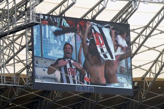 Torcedores do Galo comemoram para o telão o gol de empate no clássico |