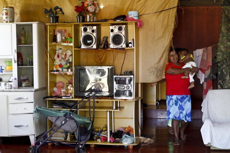 Casa de família caingangue, na região de Londrina: estante abarrotada de pequenos luxos | Roberto Custódio/Jornal de Londrina