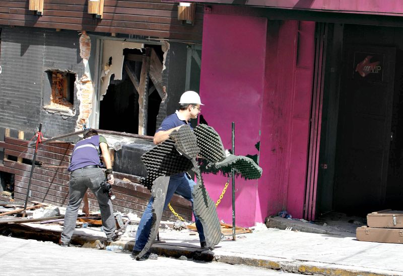 Perito retira parte da espuma inflamável colocada irregularmente e que revestia parte do teto da boate Kiss, em Santa Maria | Evelson de Freitas/ Estadão Conteúdo