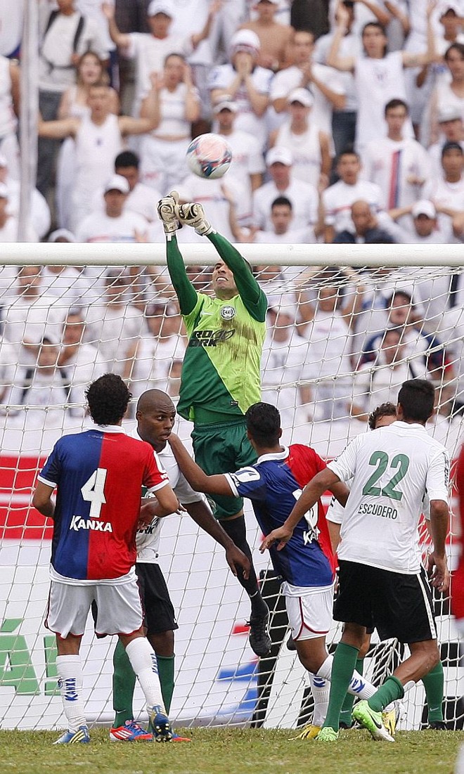 Goleiro Vanderlei espanta o perigo da defesa do Coritiba |