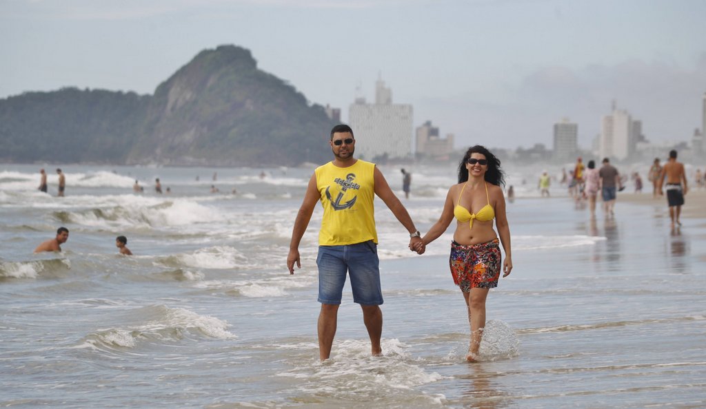 O casal curitibano William Araújo Roberto e Kelly Calil Elias comemoram a parada da chuva com um passeio na praia | Daniel Castellano / Gazeta do Povo