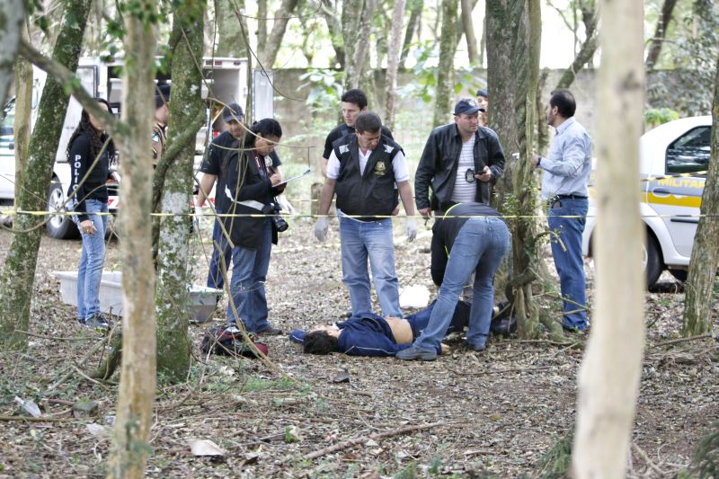 Peritos analisam local onde estudante de Curitiba foi assassinado em 2012: número de homicídios caiu 13% na capital | Aniele Nascimento/ Arquivo/ Gazeta do Povo