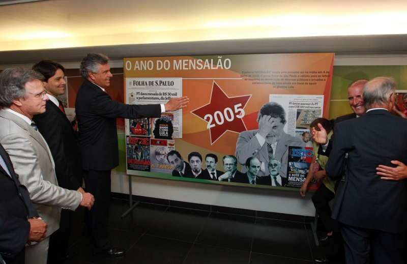 Oposicionistas levaram cartaz sobre o mensalão para a Câmara | Ailton de Freitas/ Ag. O Globo