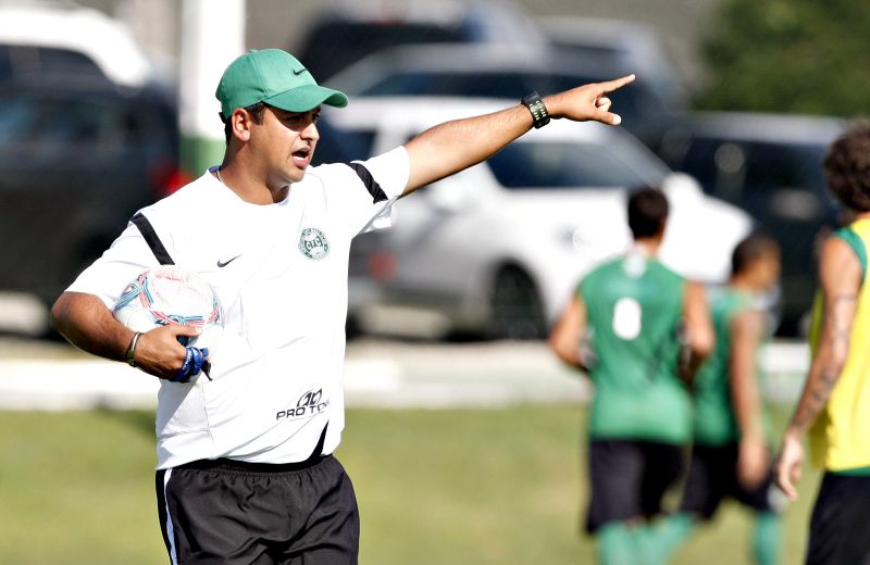 Técnico Marquinhos Santos, com passagem pelas categorias de base do Atlético, comanda treino do time alviverde | Hugo Harada/Gazeta do Povo