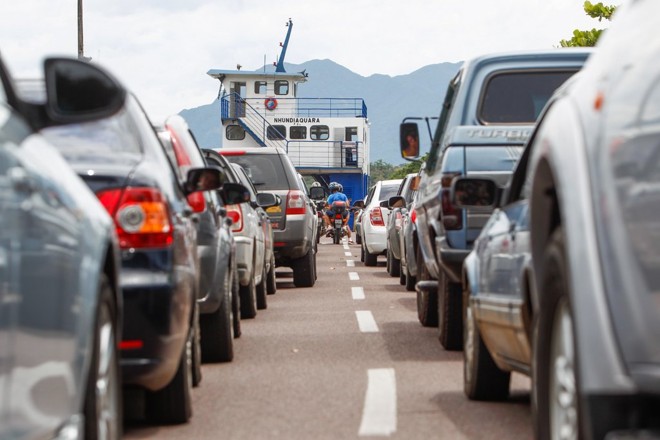 A fila para travessia do ferry-boat no sentido Guaratuba Matinhos exigiu paciência dos motoristas |