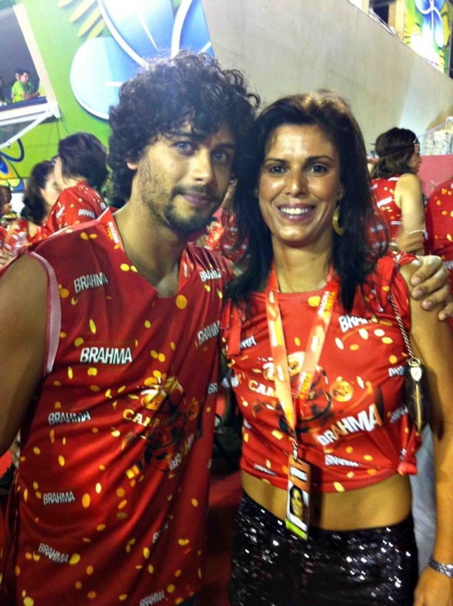 A ex-tenista Gisele Miró com o modelo e ator Jesus Luz no desfile das campeãs do carnaval carioca, no Camarote da Brahma |