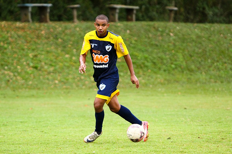 Raul está entre os dispensados pelo Londrina: lateral-direito vinha atuando regularmente como titular | Roberto Custódio / Jornal de Londrina