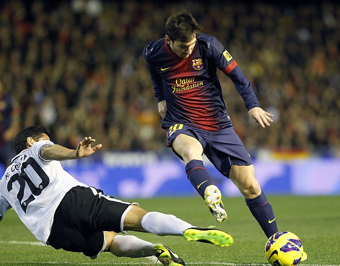 Messi tenta passar pela marcação no empate em 1 a 1 do Barcelona com o Valencia | Reuters