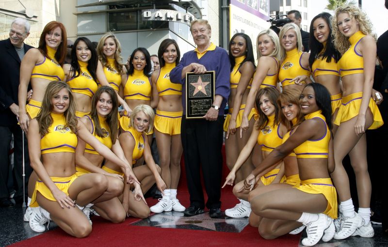 Jerry Buss com as Lakers Girls no dia em que seu nome foi colocado na calçada da fama de Hollywood | Reuters
