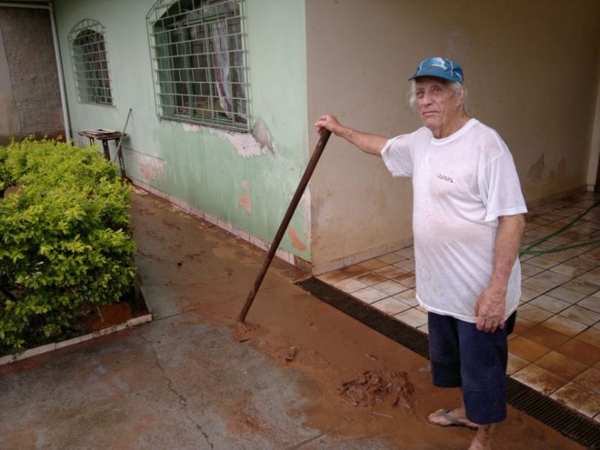 O morador João Alvarenga usou uma enxada para limpar a casa |