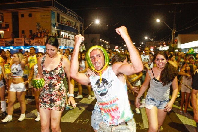 Chapéu de melancia foi o adereço utilizado por este folião para curtir o carnaval |