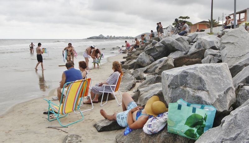 Banhistas na estreita orla: projeto prevê mais 50 metros de areia | Daniel Castellano/ Gazeta do Povo