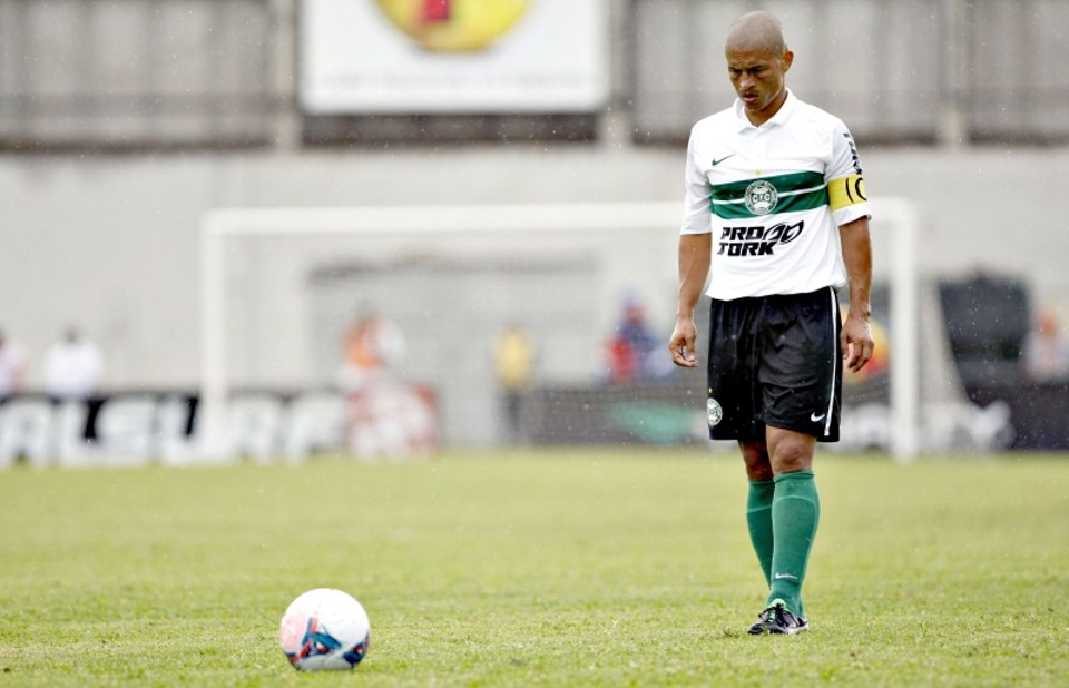 Alex se concentra para cobrar falta contra o Paraná: de bola rolando, chegou a acertar a trave | Hugo Harada/ Gazeta do Povo