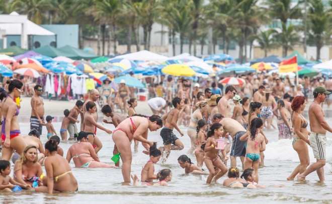 Na manhã depois da Guaratubanda, foliões curtiam o calor na Praia Central de Guaratuba |