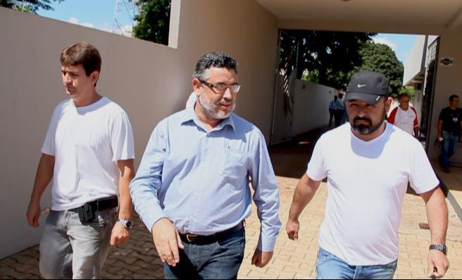Batista (de óculos) é conduzido por policiais após ser preso durante a reunião da Comcam | Acássio Marcondes/Tribuna do Interior