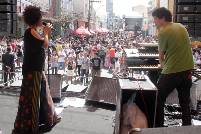 Bandas locais tiveram a missão de divertir o público durante o dia e Jerry Adriani subiu ao palco à noite | Walter Alves / Gazeta do Povo