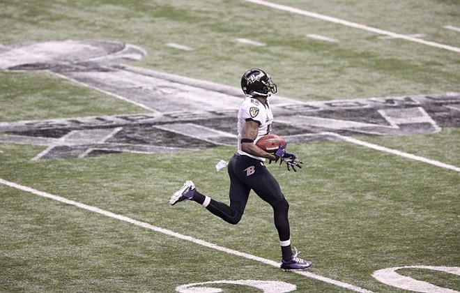 Jacoby Jones arranca para marcar touchdown para o Ravens |