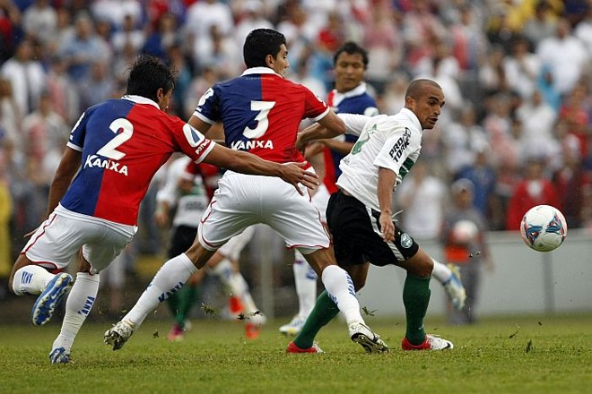 Paranistas Gabriel Marques e Anderson na marcação do coxa-branca Gil | 